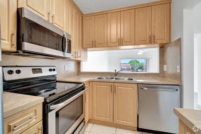 Building Photo - 8431 Royal Palm Blvd Rental