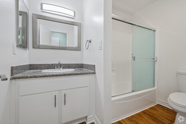 1BR, 1BA - 621SF - Bathroom - Woodbriar Apartments