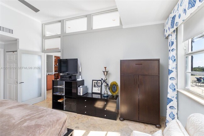 6917 Collins Ave Unidad L-103