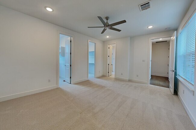 112 E Oscar Dr