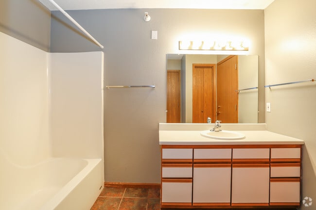 1BR, 1BA - 920 SF