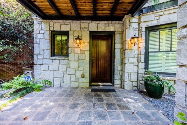 Photo - 470 Hamilton St SE