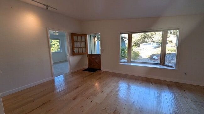 Photo - Bright and Cozy 3 Bedroom Home In Pacific ...