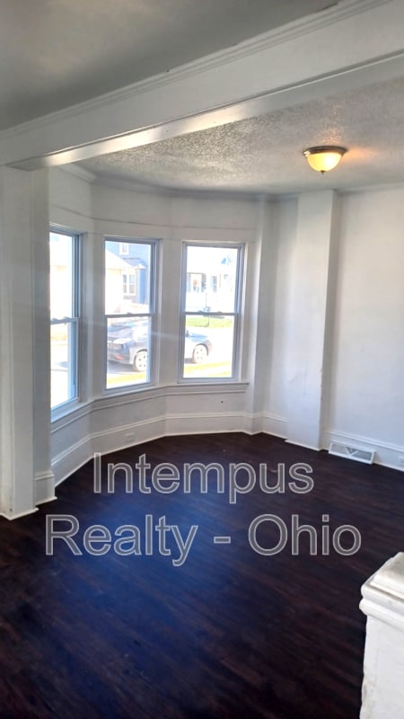 2070 W 105th St
