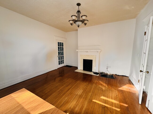 Photo - 503 S Broadway St Unidad Front