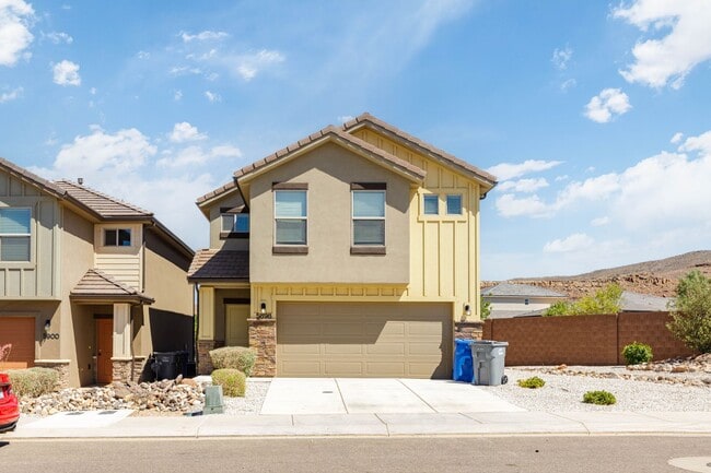 Building Photo - 4 bed | 2 1/2 bath | 2 car garage in Desert Canyon with washer/dryer/fridge!