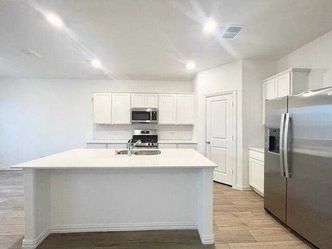 Photo - 1102 Mahogany Ln