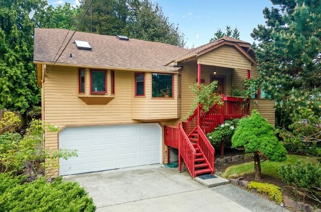 Building Photo - Mathews Beach, 4 bedroom, 3 bath with MIL! 15 Minute Walk to Burke Gilman Trail!