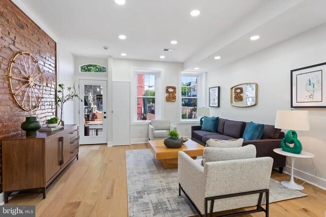 Building Photo - 116 Thomas St NW