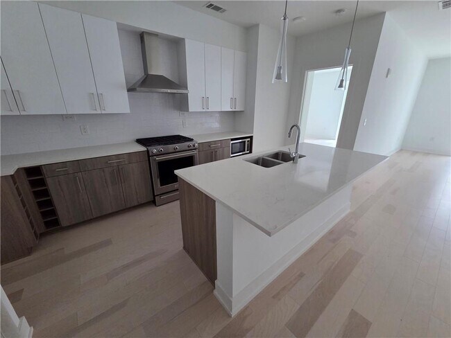 775 Juniper St NE Unit 304