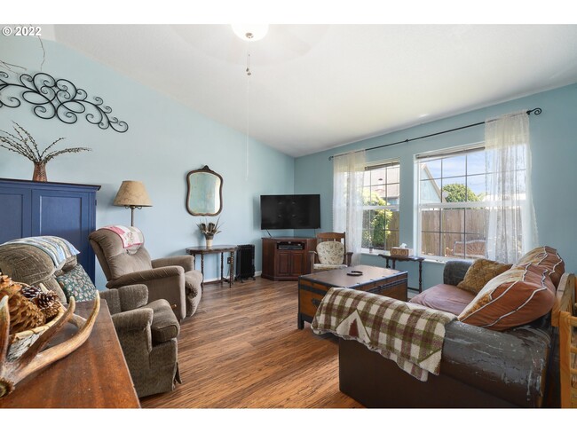 Living room - 909 Madrona Ave Unit B