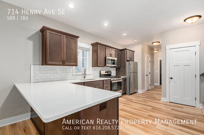 Photo - 714 Henry Ave SE