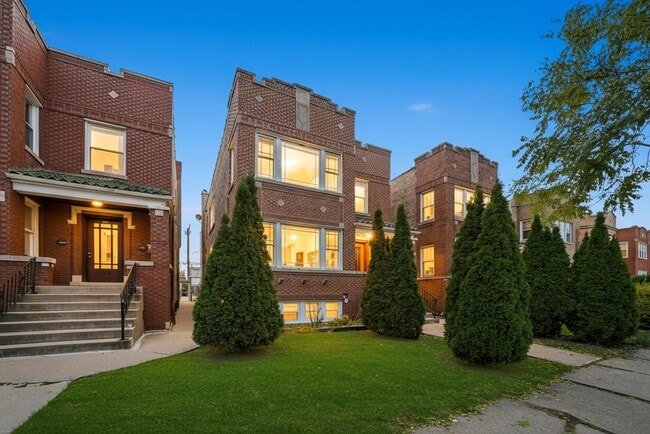 Building Photo - 5223 W School St Unit 2