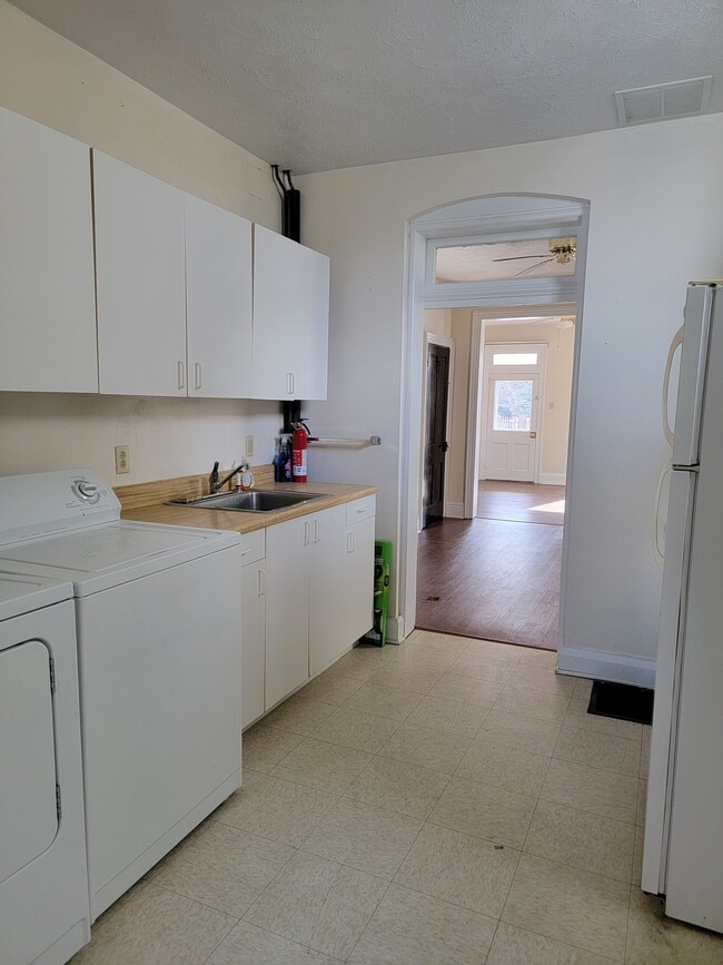 Building Photo - 353 Main St Unit 2