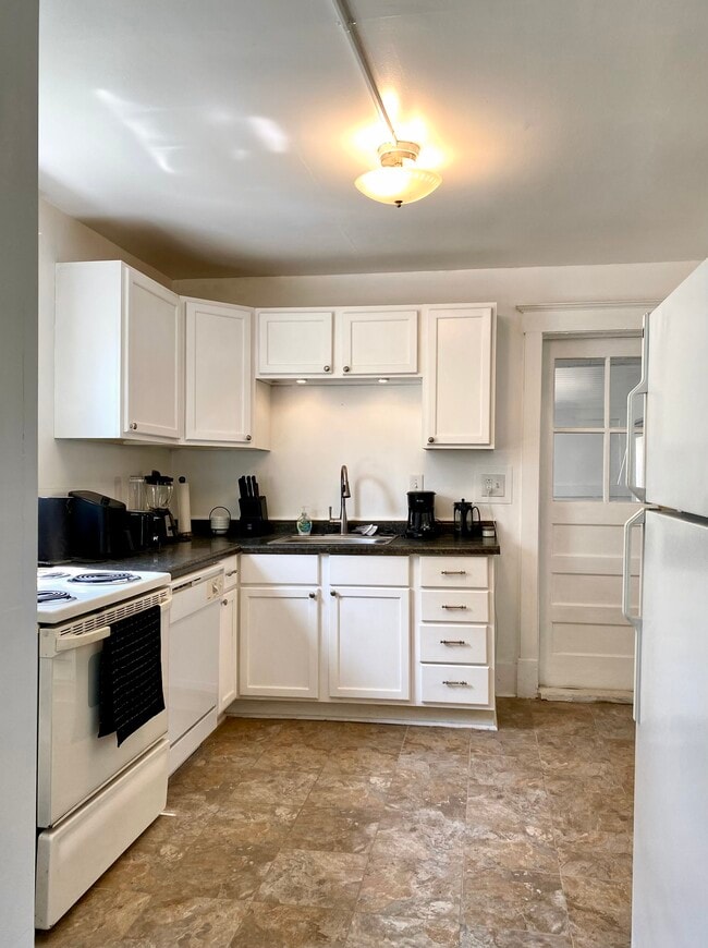 Kitchen - 120 Lathrop St