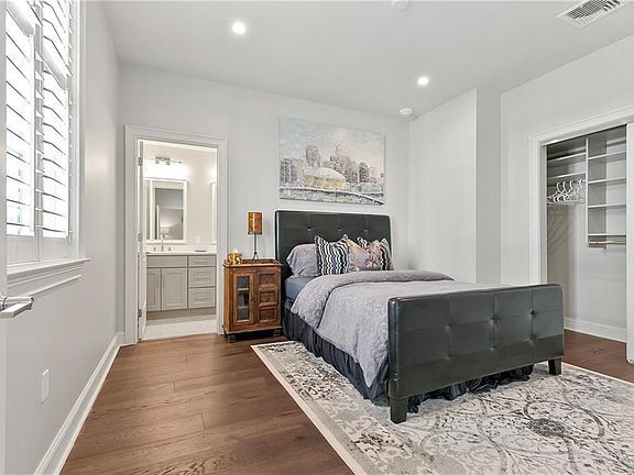 Photo - 731 St Charles Ave