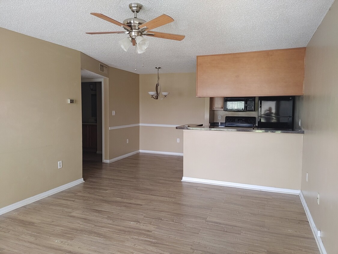 Spacious family room @ kitchen - 215 Lake Brook Cir (Brandon, FL)