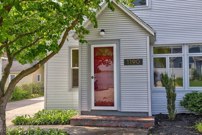 Photo - 1190 Lakeview