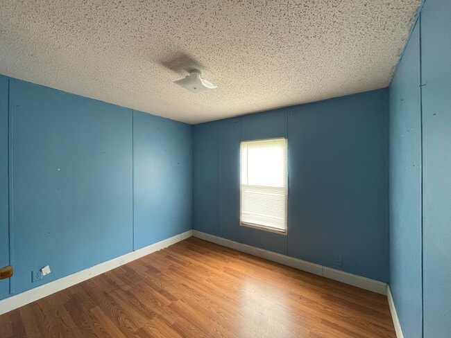 Photo - Country living with spacious front and backyard - 4 beds/ 2bath available now!!