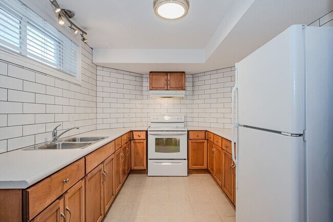 Photo - 986 Edinburgh Rd S Unit B