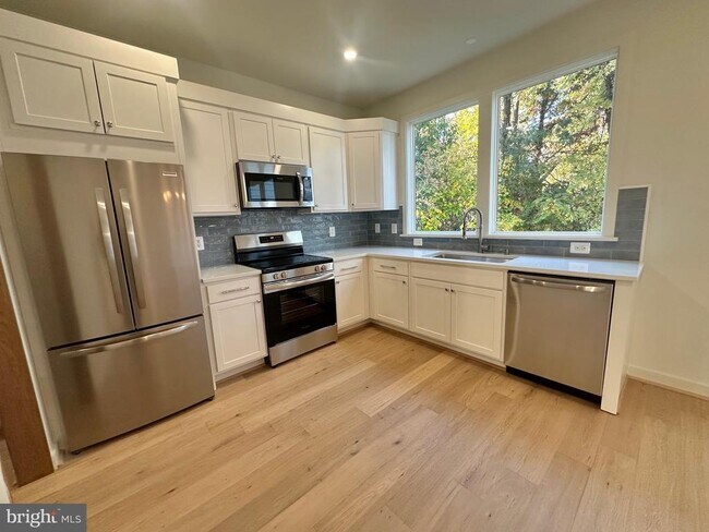 Photo - 635 Upland Pl