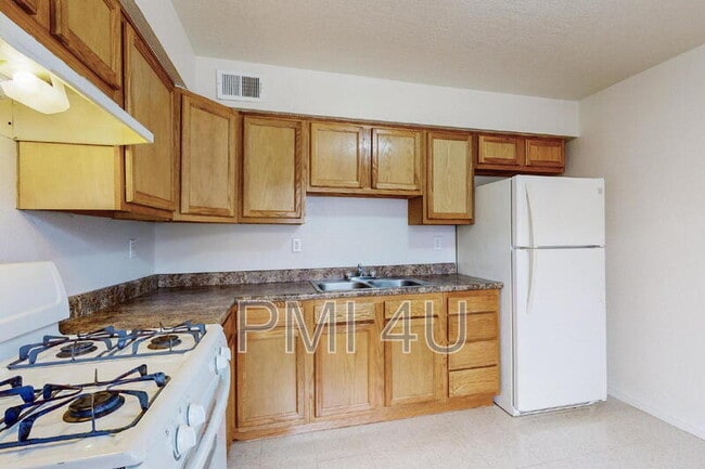 Building Photo - 227 Tennessee St NE Unit A