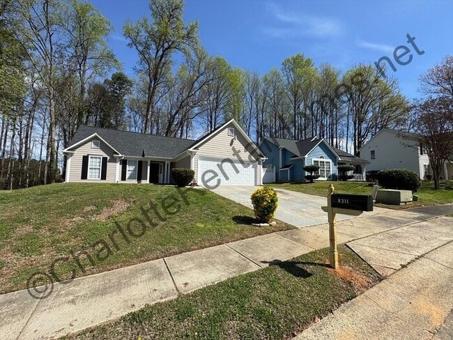 Building Photo - Beautifully updated 3-bedroom, 2-bathroom home for rent in Charlotte!