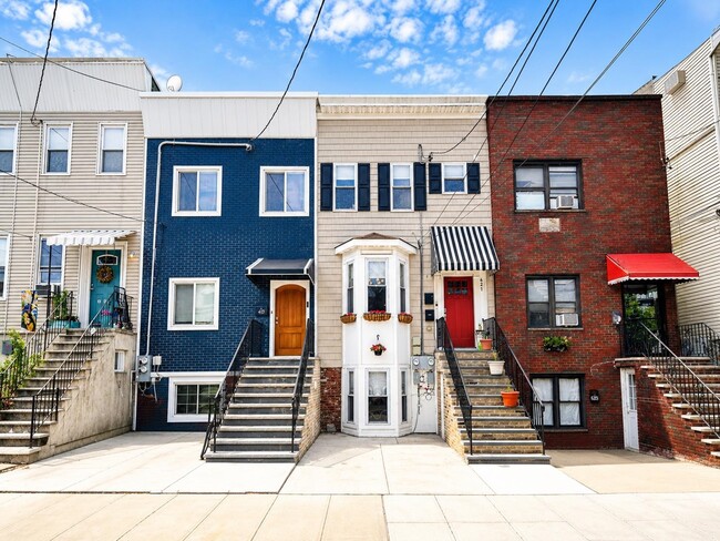 Building Photo - 421 7th St
