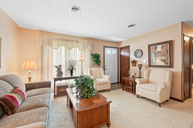 Photo - 1586 Younce St