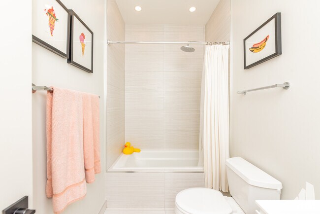 Building Photo - 1944 W Crystal St Unit 1