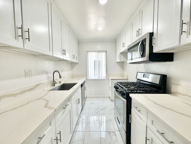 Building Photo - 6337 Whitsett Ave Rental