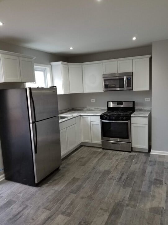 Photo - 561 W 18th St