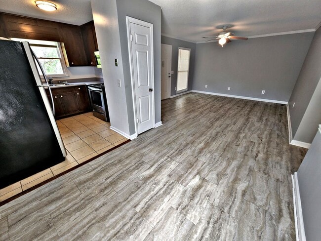 Photo - 1502 Barrington Rd NW Unit B