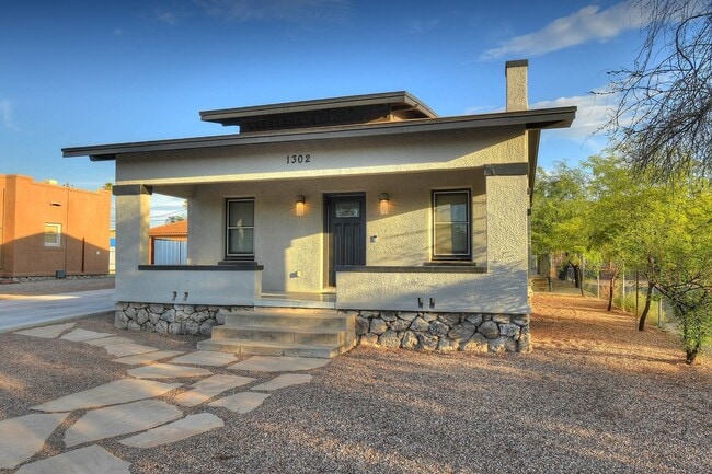 Building Photo - PRE-LEASE AUGUST 2026 - 4/4 HOUSE 3 BLOCKS FROM UA