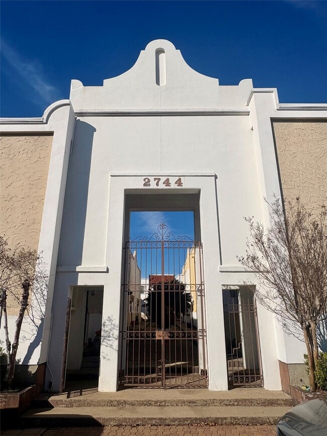 Building Photo - 2744 Briarhurst Dr Unit 38