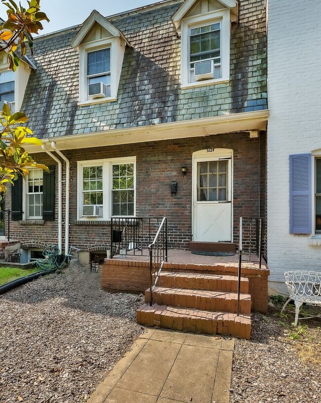 Photo - NW Rowhouse Near Georgetown University & Hospital Available Early August