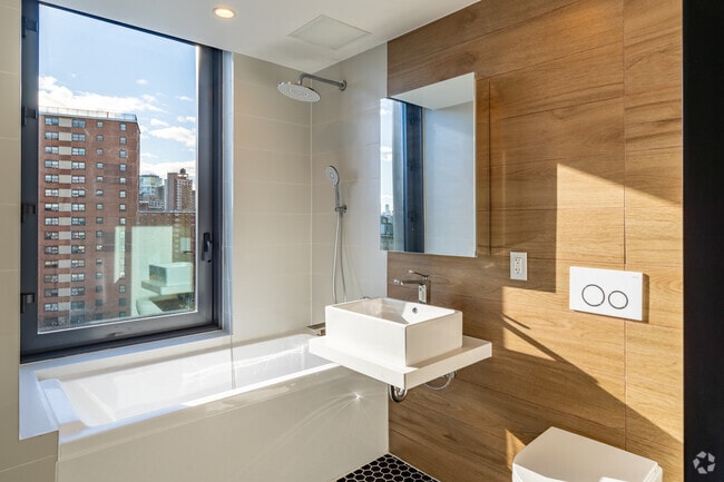 2BR, 2BA - 760SF - Bathroom