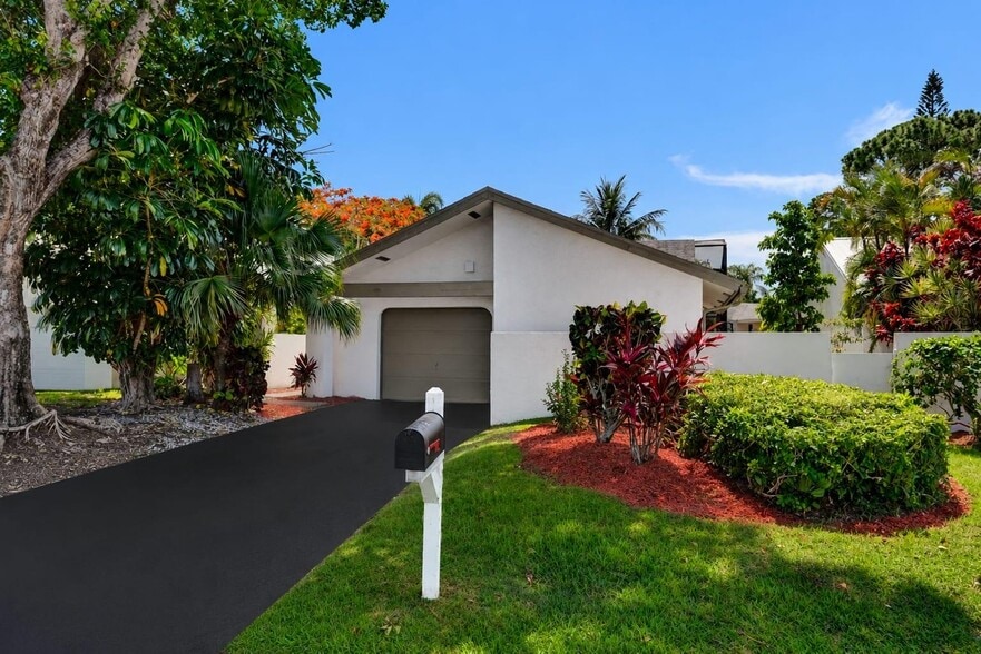 820 NW 21st Way