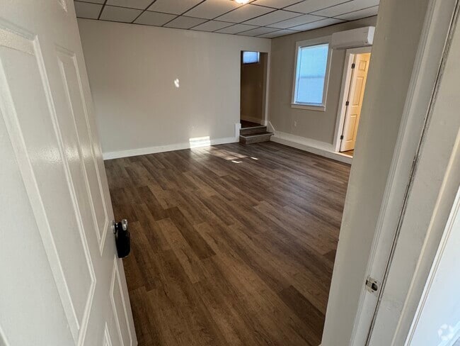 Building Photo - 108 W Front St Unit Apt D