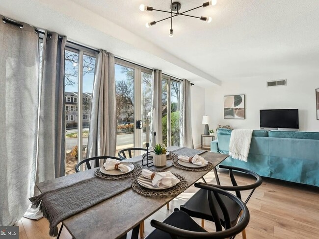 Building Photo - 4410 Oglethorpe St Unit 105 Rental