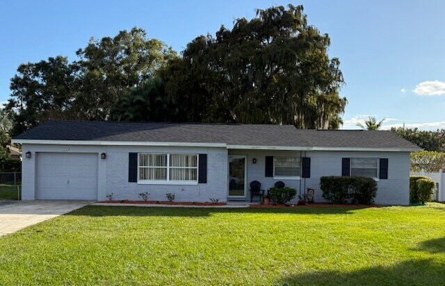 Building Photo - Lakeshore Gem with 3 Bedrooms and 2 Full B...