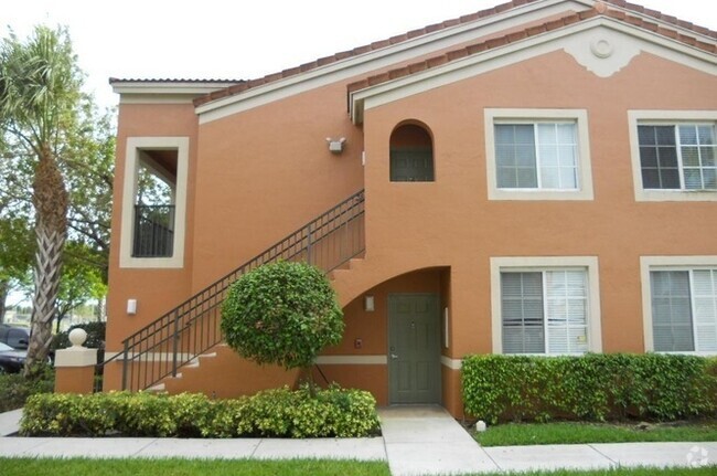 Building Photo - Great first floor corner unit, gated commu... Rental