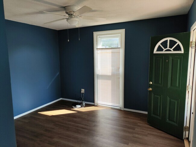 Building Photo - 104 S Tecumseh St Unit 3