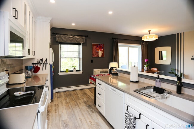 Photo - 36 Turn of River Rd Unit APT B3