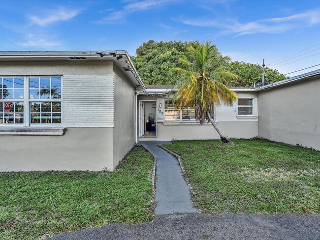 Photo - 700 SW 5th Ct