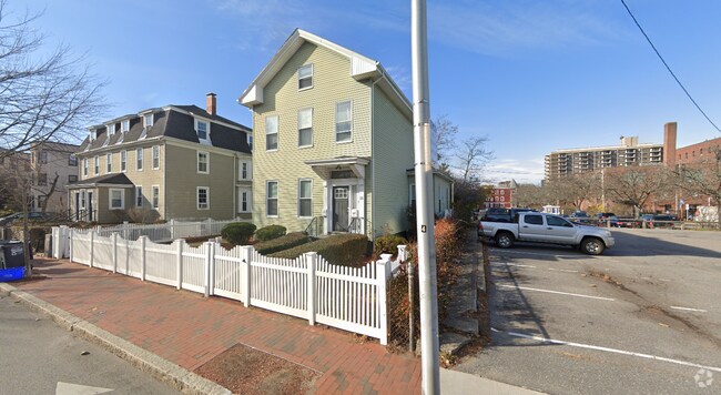Building Photo - 13 Pleasant St Unit 1R Rental
