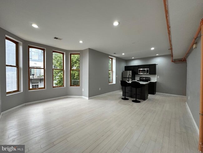 Building Photo - 1919 W Diamond St Rental