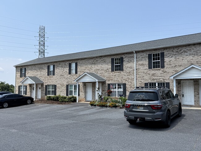Building Photo - 107 King Henry Ln Unit 107 King Henry Lane