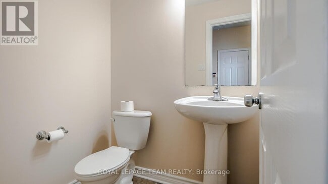 Photo - 403 Temiskaming Crescent