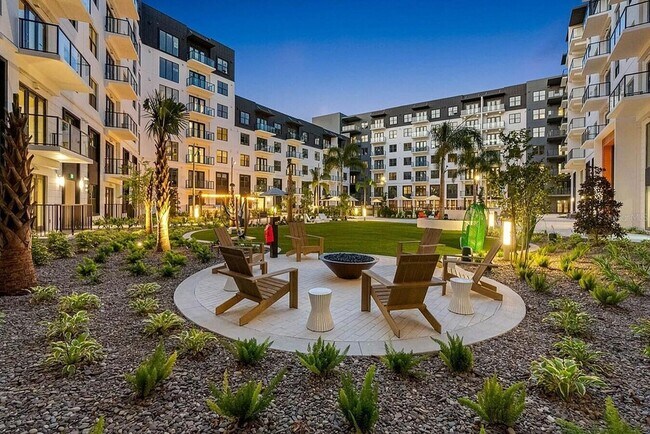 Photo - 425 Centerpointe Cir Unidad S1